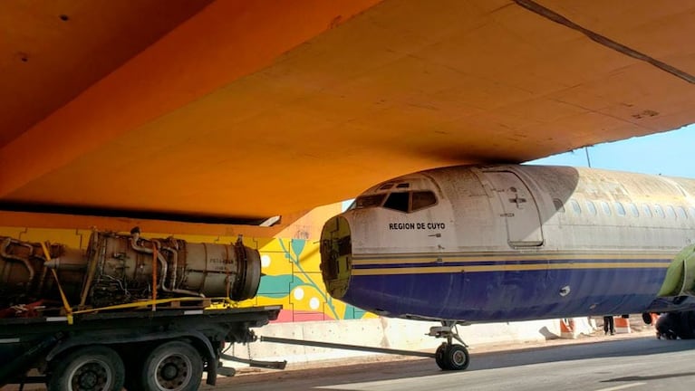 El Boeing fuera de servicio era trasladado hasta Oncativo. Foto: Leo Guevara.