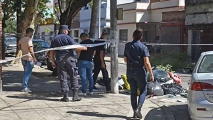 El bolso con la cabeza estaba en un rejunte de basura y ramas.