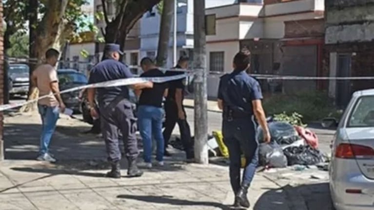 El bolso con la cabeza estaba en un rejunte de basura y ramas.