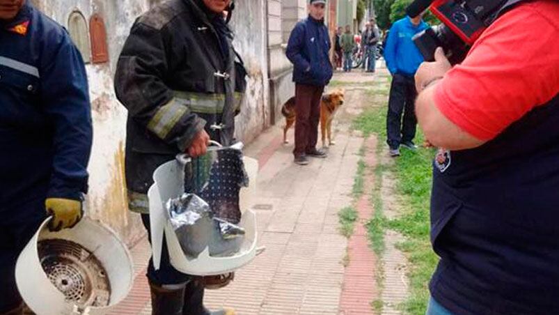 El bombero mostró cómo quedó el secarropas donde estaba la nena atarpada.