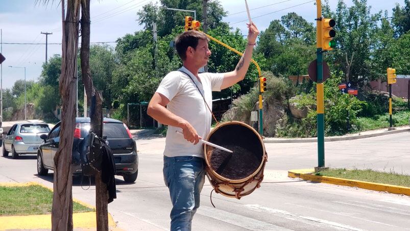 El bombisto que la rompe en los semáforos. Foto: Keko Enrique/El Doce.