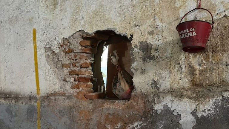 El boquete por el que los delincuentes sacaron la caja fuerte.