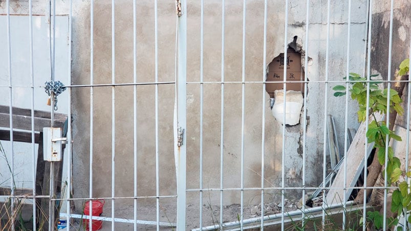 El boquete que hicieron los ladrones. Foto: Juan Pablo Lavisse/El Doce.