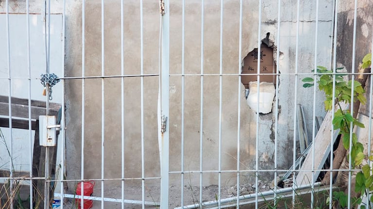 El boquete que hicieron los ladrones. Foto: Juan Pablo Lavisse/El Doce.