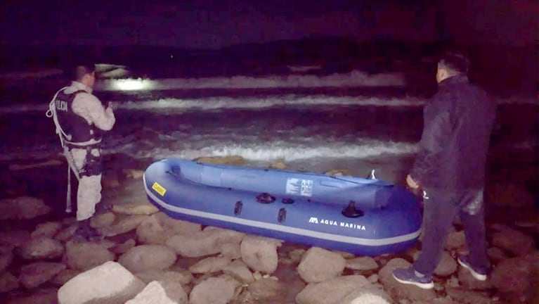 El bote inflable fue encontrado sin sus tripulantes.