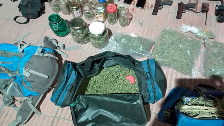 El botín incautado por la Policía: había casi tres kilos de marihuana.