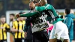 El brasilero Felipe Melo golpeando a un suplente de Peñarol. Foto: EFE.