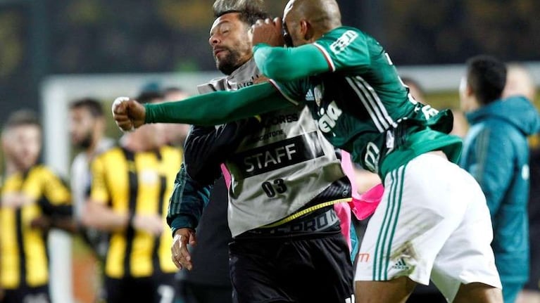 El brasilero Felipe Melo golpeando a un suplente de Peñarol. Foto: EFE.