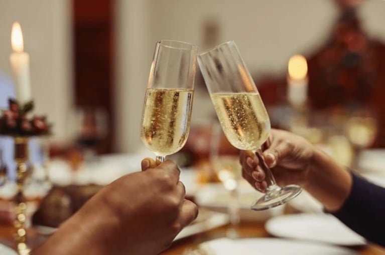 El brindis es un momento lleno de energía para los argentinos que levantan sus copas.