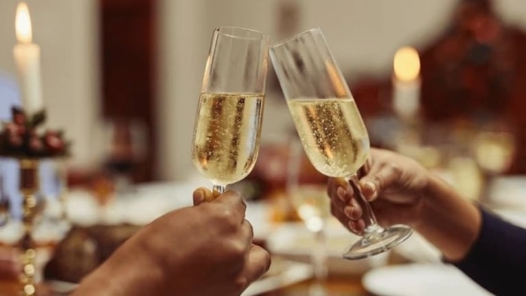 El brindis es un momento lleno de energía para los argentinos que levantan sus copas.