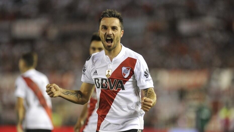 El buen juego no abundó en la primera semifinal, pero Scocco se las ingenió para marcar.