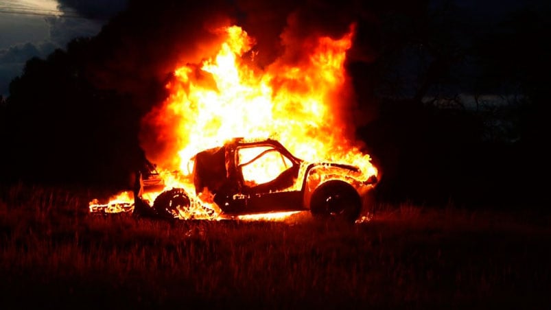 El Buggy de los bolivianos se prendió fuego por completo. 