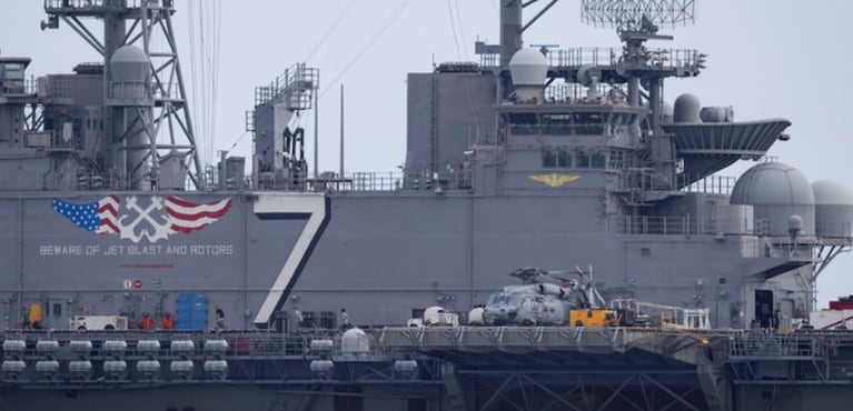 El buque de asalto anfibio USS Iwo Jima, la embarcación con la que sacaron a Nicolás Maduro de Venezuela. (REUTERS/Eva Marie Uzcategui)