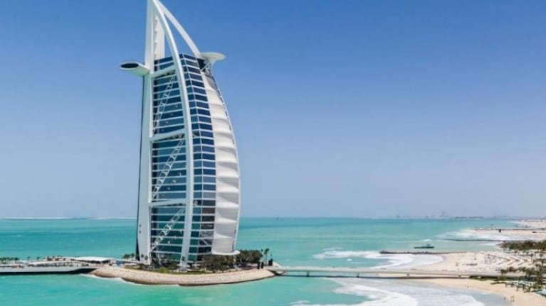 El Burj Al Arab es de la lujosa cadena Jumeirah, en Dubai.