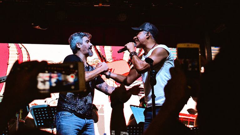 El Burrito se le animó al escenario junto a La Pepa. Foto: La Barra