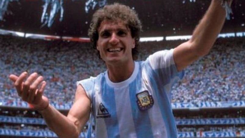 El Cabezón Ruggeri en pleno festejo en el Estadio Azteca.