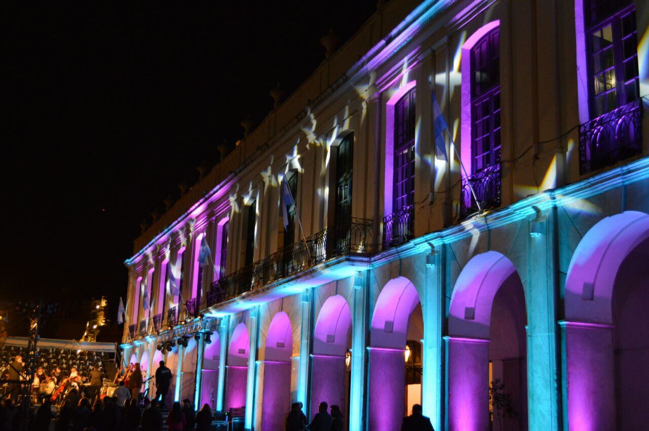 El Cabildo se iluminó para la ocasión. Foto: Maxi López / ElDoce.tv