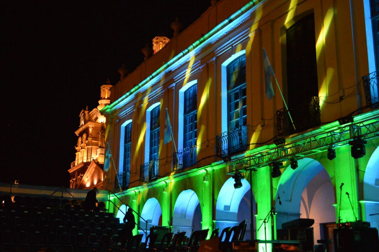 El Cabildo se iluminó para la ocasión. Foto: Maxi López / ElDoce.tv