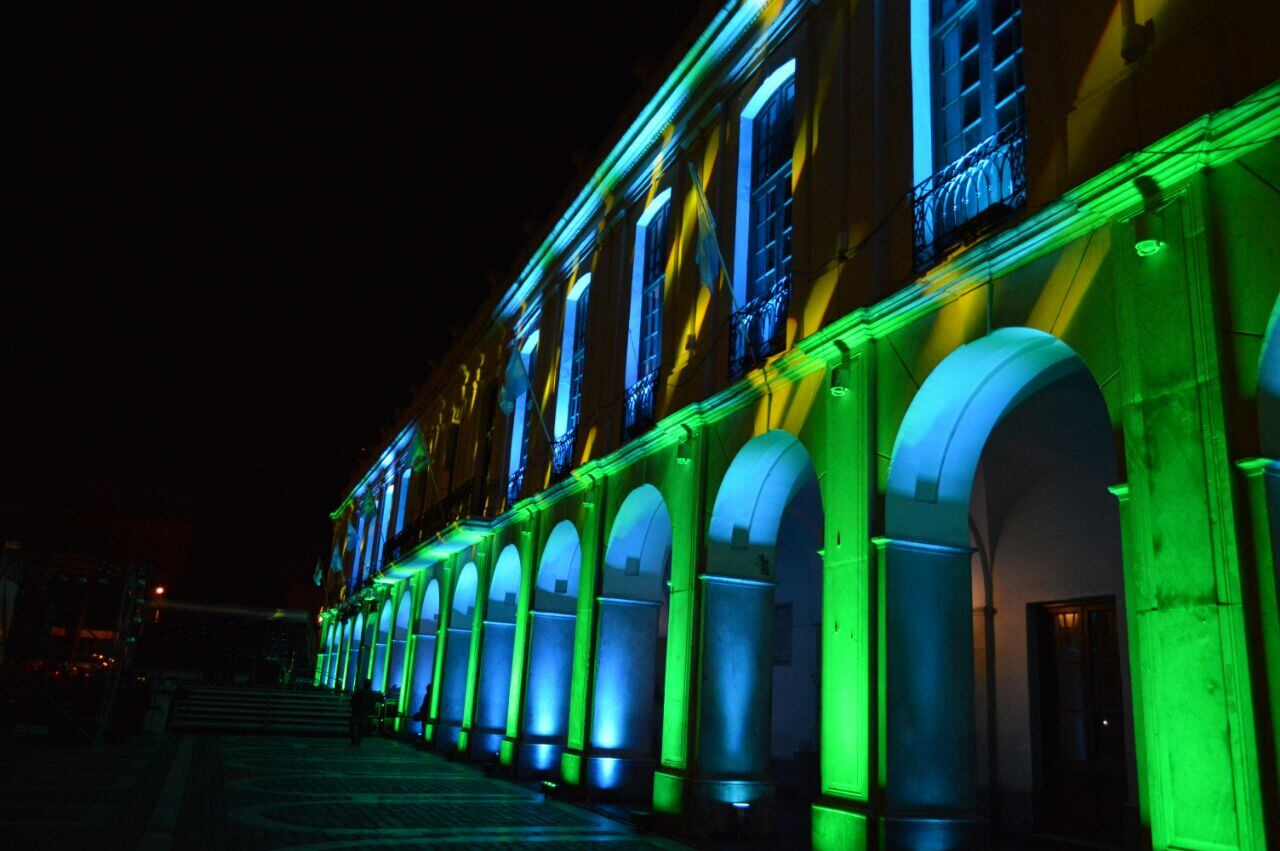 El Cabildo se iluminó para la ocasión. Foto: Maxi López / ElDoce.tv