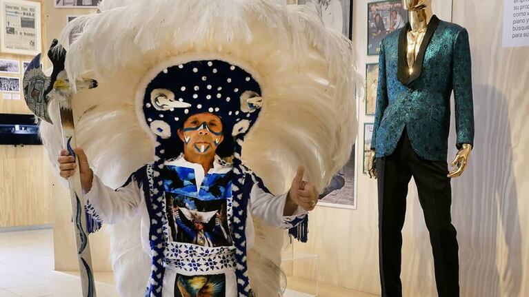 El cacique payador junto al traje de Carlitos Rolán.