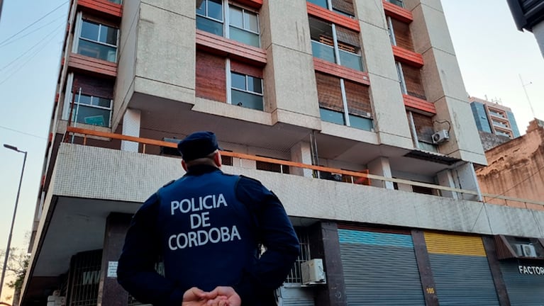 El cadáver fue encontrado en un departamento del tercer piso.