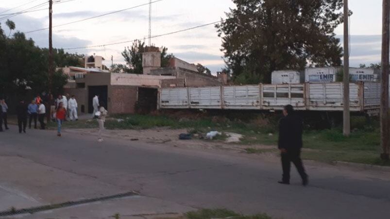 El cadáver se encontraba dentro de un acoplado abandonado.