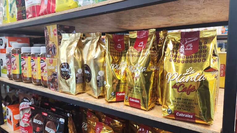 El café, uno de los productos difíciles de conseguir por $2.000. Foto: Francisco Arias/El Doce.