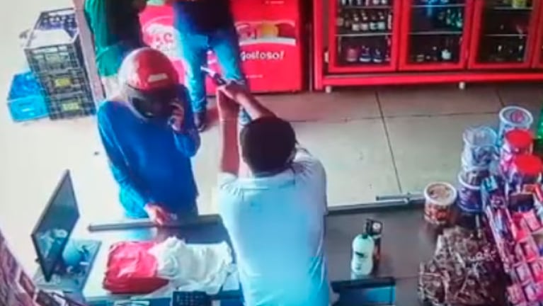 El cajero del supermercado no lo dudó y le disparó a los ladrones.