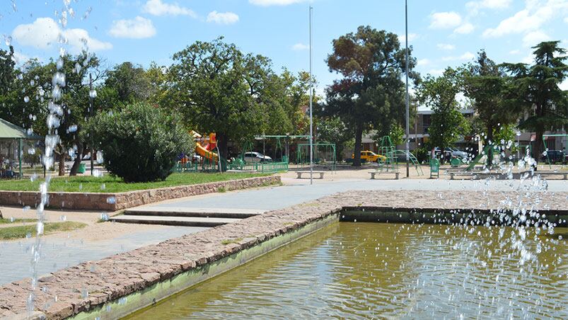 El calor extremo de la siesta dejó vacía la plaza Jerónimo del Barco.