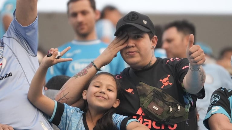 El calor no detuvo a los fanáticos y los hinchas de Belgrano coparon el Gigante de Alberdi. Foto:Lucio Casalla / El Doce.