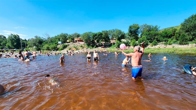 El calor permite disfrutar de los ríos serranos en pleno enero.