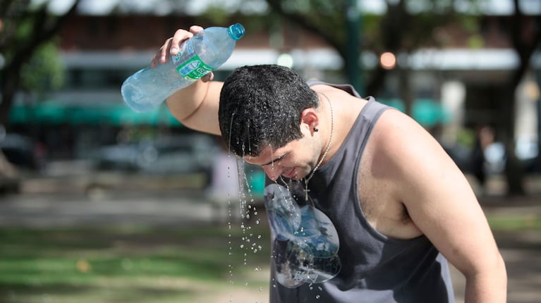 El calor seguirá los primeros días de la semana. (Foto: Tiempo Argentino/Diego Martínez)