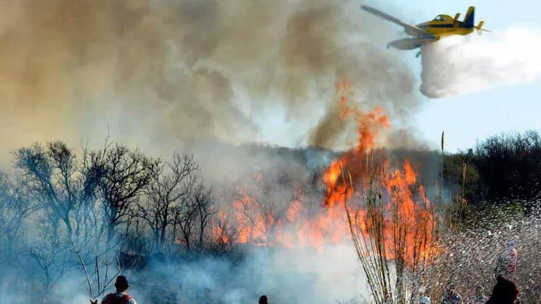 El calor y el viento elevan a niveles máximos el riesgo de incendios forestales.