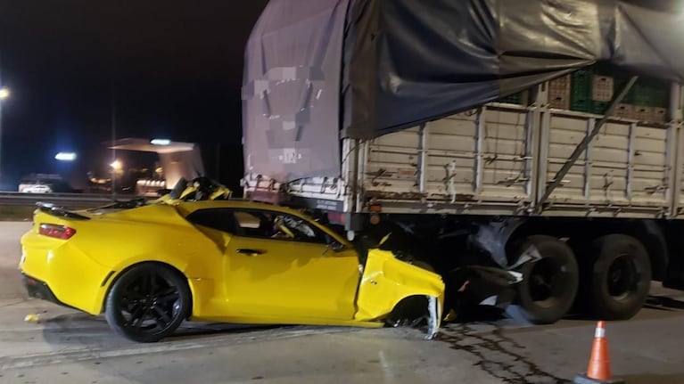 El Camaro quedó incrustado en el camión.