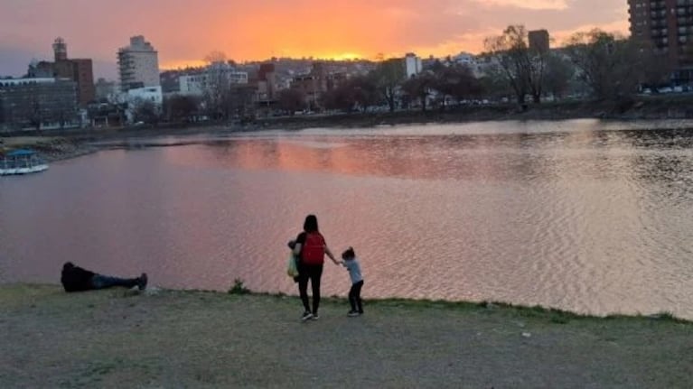 El cambio de tiempo trajo un amanecer fresco este lunes en Córdoba.