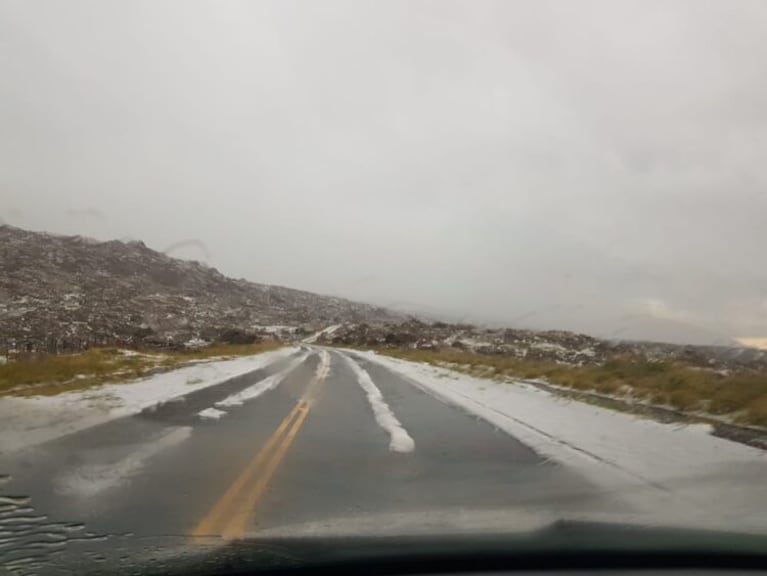 El camino de las Altas Cumbres una vez más quedó blanco.