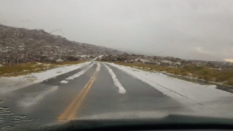 El camino de las Altas Cumbres una vez más quedó blanco.