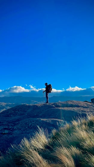 El camino regala postales majestuosas del cerro Champaquí.