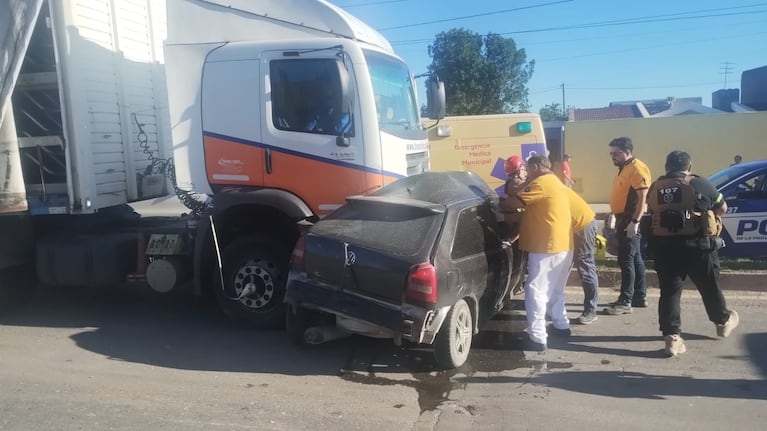 El camión arrolló el auto.