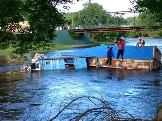 El camión cargado de harina terminó en el agua.