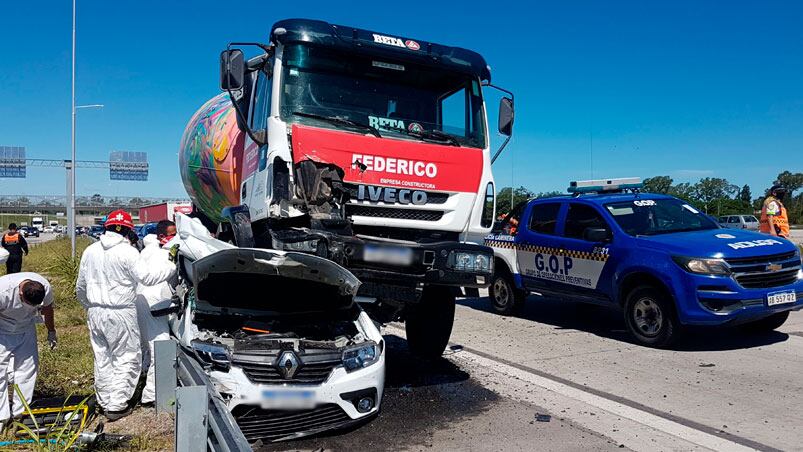 El camión cementero destruyó al auto.