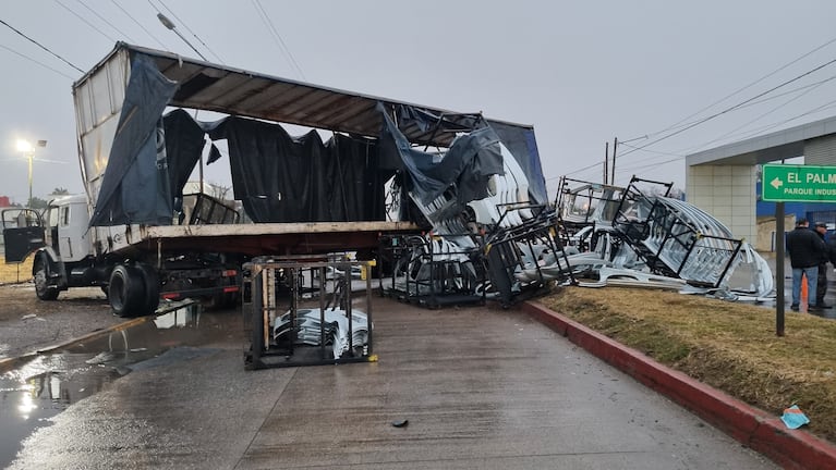 El camión chocó con un poste, volcó y de casualidad no fue una tragedia. Foto: Emmanuel Cuestas / ElDoce.
