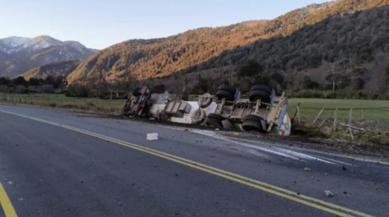 El camión de la empresa Tortoriello volcó en la ruta 181, generando una tragedia que dejó dos víctimas fatales. (Foto: La Mañana de Cipolletti).