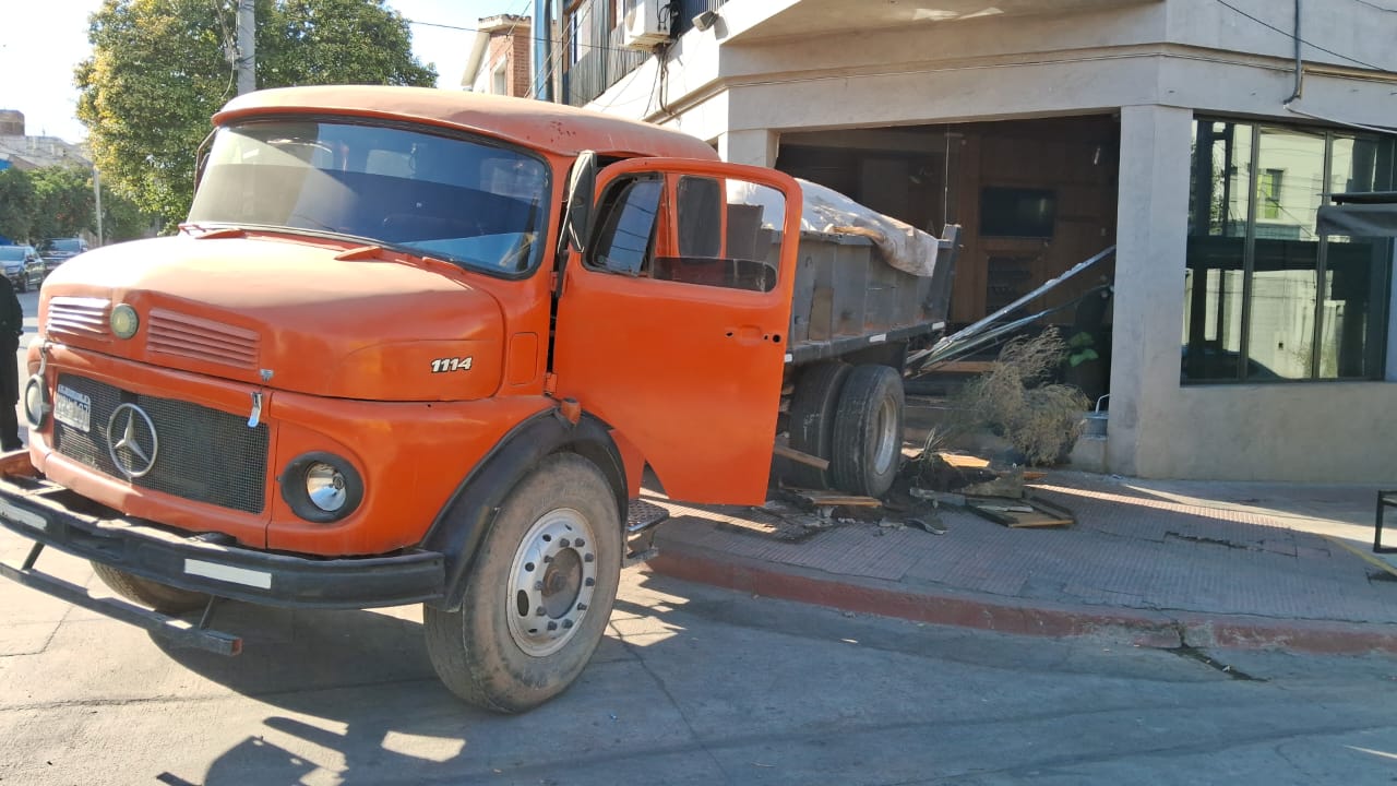 El camión destruyó la fachada del negocio de General Paz.