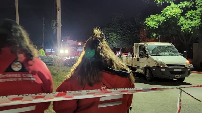 El camión hundido en el asfalto. Foto: Julieta Pelayo/El Doce.