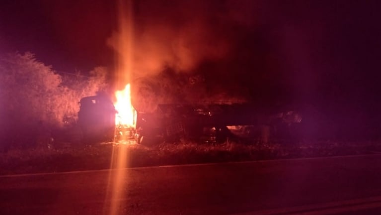 El camión incendiado a la vera de la ruta.