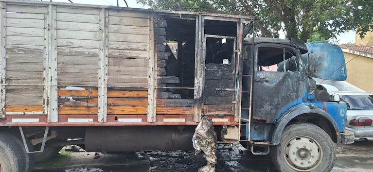 El camión incendiado en el que murió el nene de cuatro años.