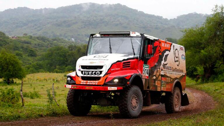 El camión Iveco del "Coyote" sigue dando que hablar en el Dakar.