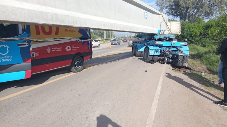 El camión perdió el control e impactó contra una moto y un auto.