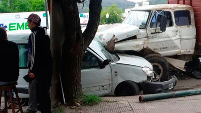 El camión provocó un caos en La Falda. Fotos: Cadena 3
